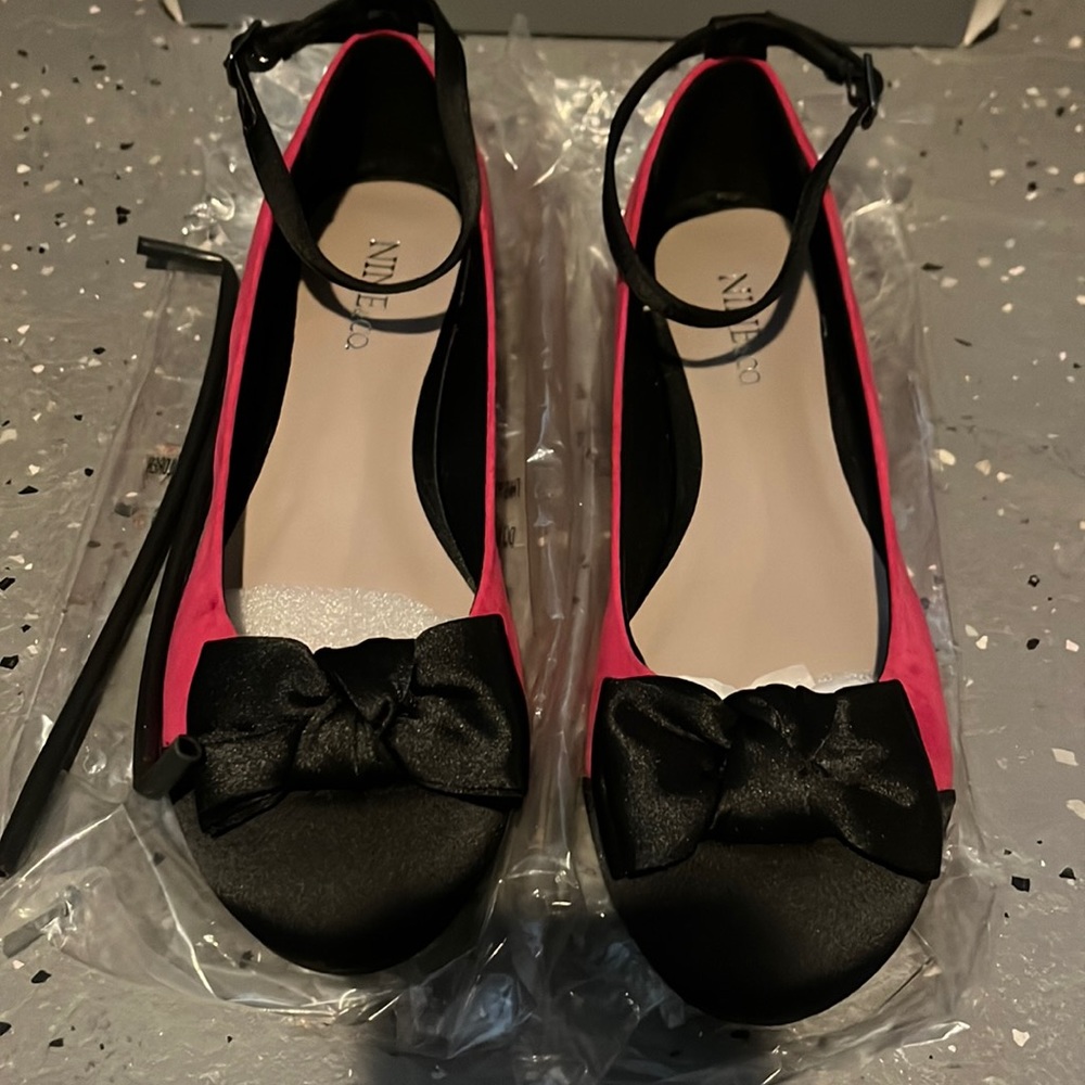 Nine & Co Dark Pink and Black flat shoe. Cute buckle strap around ankle.